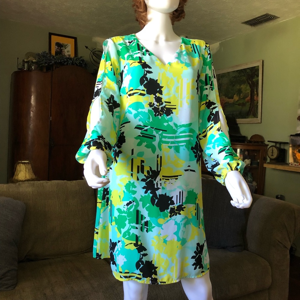 KAARI Blue Ladies Sz Large dress. Tie back. Floral w/long sleeves with splits